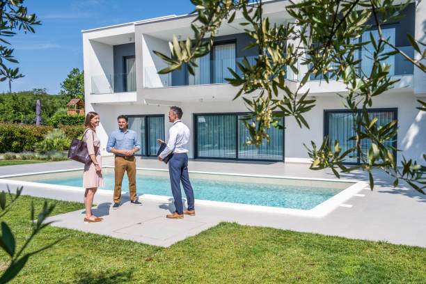 Faut-il passer par une agence locale ou internationale ?